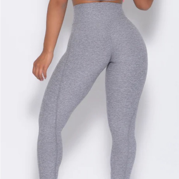 V front waistband with booty-focused back are perfect for you. - Picture 2 of 4